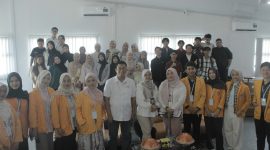 Potret foto bersama dengan panitia seminar (Foto:Ist)