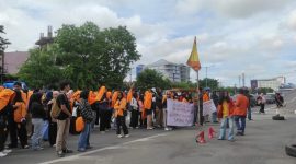 Suasana pada saat aksi di depan Gedung Pinisi UNM, (Foto: Muhammad Rusman)
