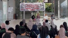 Suasana diskusi publik di Pelataran Gedung BU FEB UNM (Foto: Ist.)