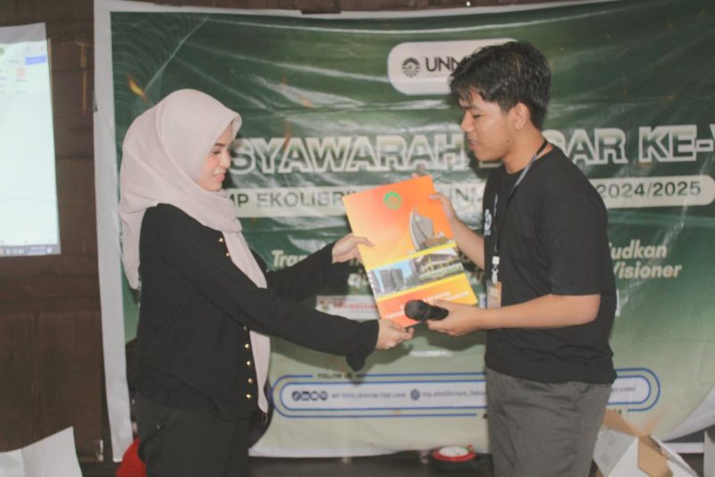 Potret penyerahan hasil mubes dari demisioner ketua umum periode 2023/2024 kepada ketua umum yang terpilih,(Foto:Ist)