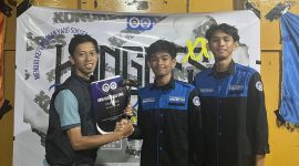 Potret momen penyerahan dan kebersamaan dalam proses regenerasi UKM Olahraga UNM (Foto:Ist)