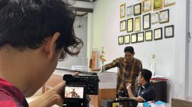 Potret Fian dan tim saat proses pengambilan video kreatif di Perpustakaan Pusat UNM, (Foto : Ist.)