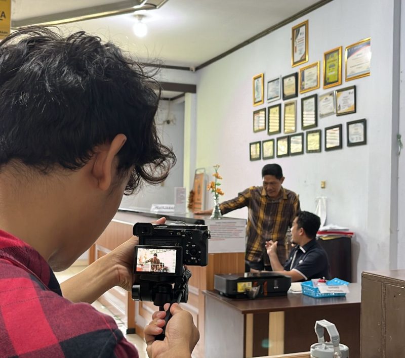 Potret Fian dan tim saat proses pengambilan video kreatif di Perpustakaan Pusat UNM, (Foto : Ist.)