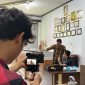 Potret Fian dan tim saat proses pengambilan video kreatif di Perpustakaan Pusat UNM, (Foto : Ist.)
