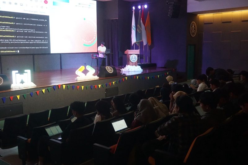 Potret sesi hands-on Lab Develop Serverless Applications on Cloud Run oleh pemateri, Asrar Abu Khair, Foto: (Ist.)