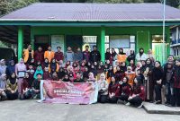 Potret dokumentasi kegiatan social project HMPS pendidikan sosiologi di desa Barania. (Foto: Ist)