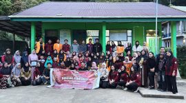 Potret dokumentasi kegiatan social project HMPS pendidikan sosiologi di desa Barania. (Foto: Ist)