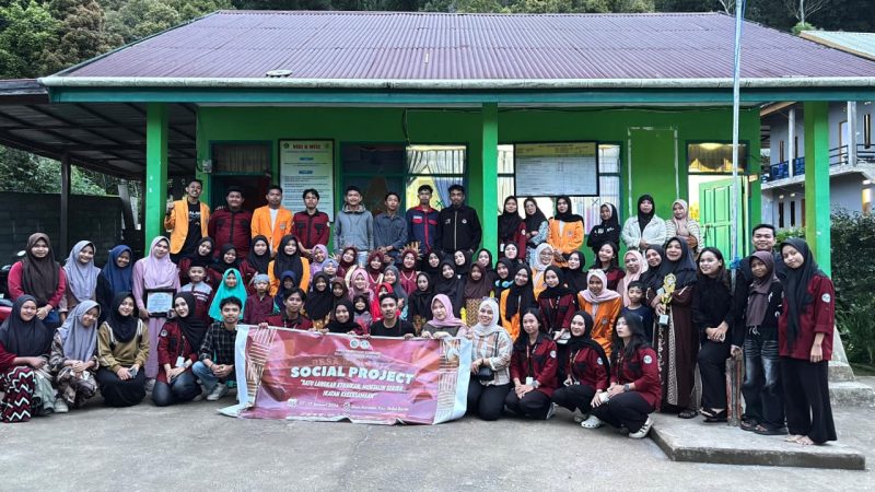 Potret dokumentasi kegiatan social project HMPS pendidikan sosiologi di desa Barania. (Foto: Ist)