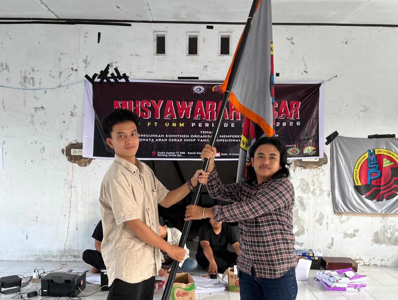 Potrer Formatur Ketua BE HMPS FT UNM saat penyerahan bendera (Foto:Ist).