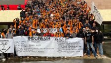 Potret mahasiswa Fakultas Ilmu Keolahragaan dan Kesehatan di depan gedung DPRD, (Foto: Ist.)