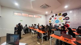 Potret sambutan business & community lead Telkom AI Connect Makassar pada peserta pelatihan, (Foto:Ist.)