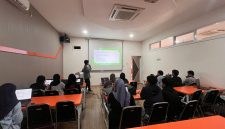 Pemaparan materi pembuatan aplikasi simple to-do list, (Foto: Ist.)