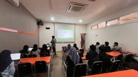 Pemaparan materi pembuatan aplikasi simple to-do list, (Foto: Ist.)