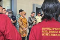 Potret Plh Rektor saat turun menemui masa aksi di depan gedung pinisi (Foto: Putri Salsabila)