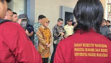 Potret Plh Rektor saat turun menemui masa aksi di depan gedung pinisi (Foto: Putri Salsabila)