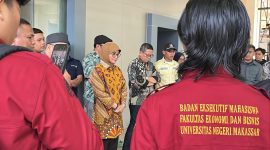 Potret Plh Rektor saat turun menemui masa aksi di depan gedung pinisi (Foto: Putri Salsabila)