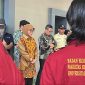 Potret Plh Rektor saat turun menemui masa aksi di depan gedung pinisi (Foto: Putri Salsabila)