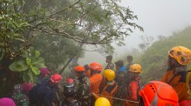 Potret Tim SAR Gabungan Saat mengevakuasi korban pesawat ATR 42-500, (Foto: Ist.)