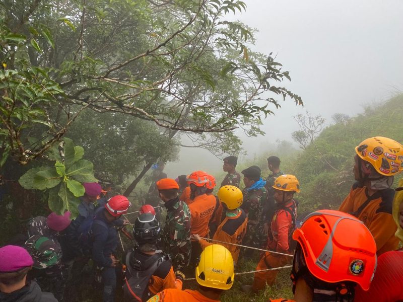 Potret Tim SAR Gabungan Saat mengevakuasi korban pesawat ATR 42-500, (Foto: Ist.)