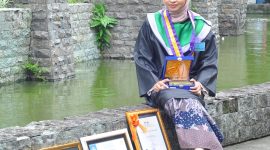 Potret Sri Wahyuni wisudawan terbaik FBS, (Foto: Ist.)
