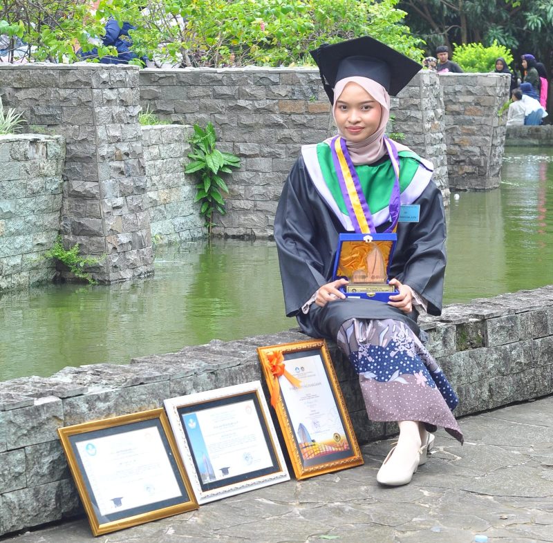 Potret Sri Wahyuni wisudawan terbaik FBS, (Foto: Ist.)