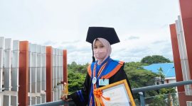 Potret Nurul Luthfia di menara pinisi UNM (Foto: Ist.)