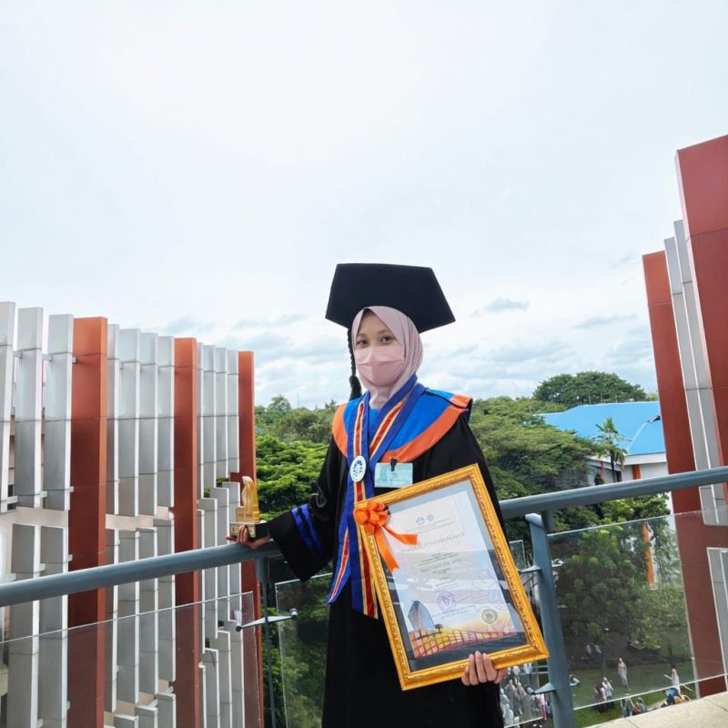 Potret Nurul Luthfia di menara pinisi UNM (Foto: Ist.)