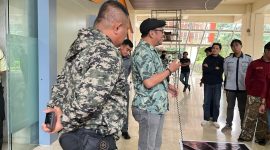Potret Wakil Rektor 3 saat menemui massa aksi di pelantaran gedung Phinisi, (Foto: Putri Salsabila)