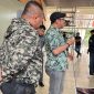 Potret Wakil Rektor 3 saat menemui massa aksi di pelantaran gedung Phinisi, (Foto: Putri Salsabila)