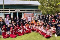 Panitia pelaksana PGSD Mengabdi bersama anak-anak di lokasi kegiatan, (Foto: Ist.)