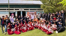 Panitia pelaksana PGSD Mengabdi bersama anak-anak di lokasi kegiatan, (Foto: Ist.)
