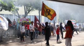 Potret massa aksi di depan Gedung Fakultas Ilmu Sosial dan Hukum (Foto: M. Yaskhur)