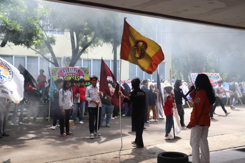 Potret massa aksi di depan Gedung Fakultas Ilmu Sosial dan Hukum (Foto: M. Yaskhur)
