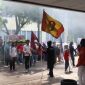 Potret massa aksi di depan Gedung Fakultas Ilmu Sosial dan Hukum (Foto: M. Yaskhur)