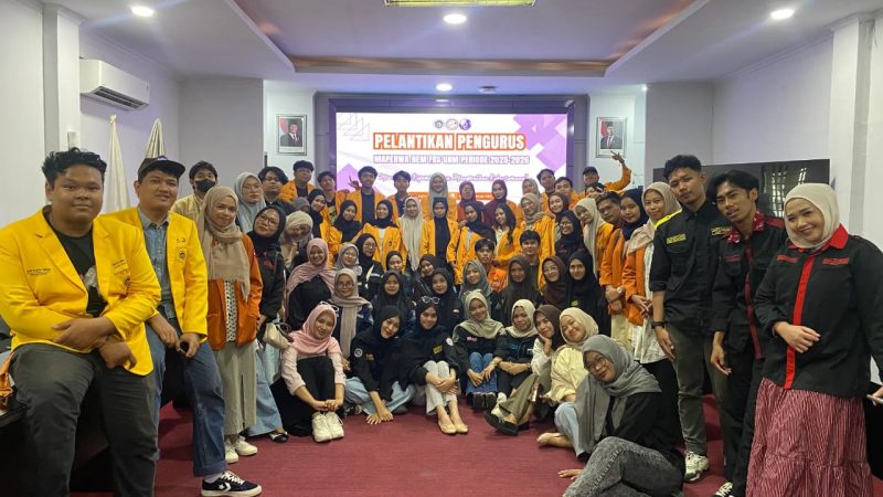 Potret Maperwa dan BEM Fakultas Bahasa dan Sastra dalam kegiatan pelantikan di Ruang Senat FBS, (Foto: Ist.)