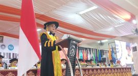Potret Plh Rektor UNM saat menyampaikan sambutan pada wisuda periode Januari 2026, (Foto: Alyani Fajrina Nursyabri)