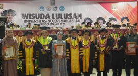 Foto bersama seluruh mahasiswa terbaik fakultas, (Foto: alyani fajrina nursyabri)