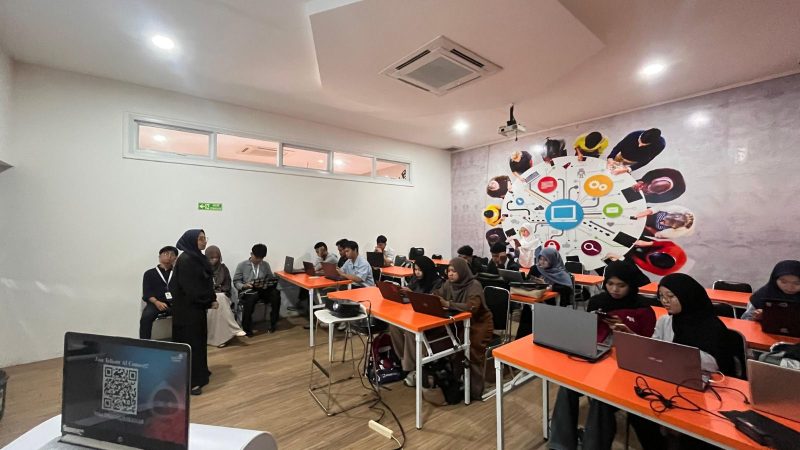 Potret sambutan business & community lead Telkom AI Connect Makassar pada peserta pelatihan, (Foto: Ist.)
