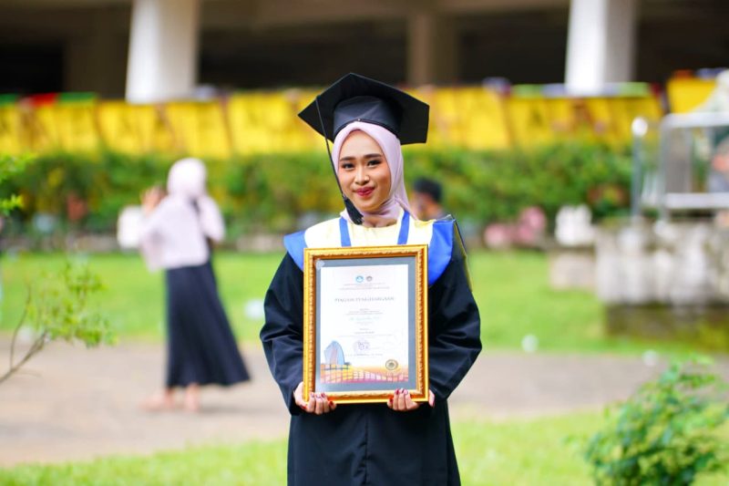 Potret Nur Faizah Alim, Lulusan terbaik FMIPA UNM, (Foto: Ist.)