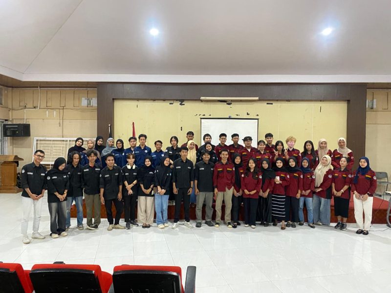 Potret pengurus HMJ PKh FIP UNM dan HMJ PPKn FIS-H UNM dalam kegiatan study banding dialog kelembagaan, (Foto: Ist.)