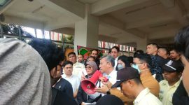 Potret Sekjen Kemendiktisaintek saat berdialog dengan Aliansi Mahasiswa UNM, (Foto: Desitha Cahya)
