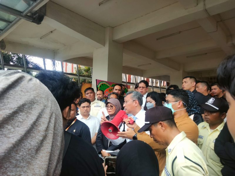 Potret Sekjen Kemendiktisaintek saat berdialog dengan Aliansi Mahasiswa UNM, (Foto: Desitha Cahya)