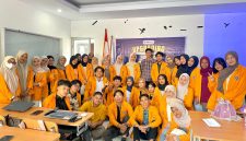 Potret Foto Bersama Panitia MP Ekolibrium di Gedung FEB UNM, (Foto: Ist)