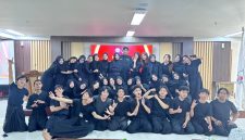 Potret Para Pengurus Baru UKM Seni UNM dalam Kegiatan Mappassili. (Foto: Ist)