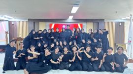 Potret Para Pengurus Baru UKM Seni UNM dalam Kegiatan Mappassili. (Foto: Ist)