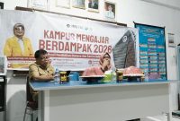 Potret DPL menyerahkan langsung mahasiswa PBSI UNM, ( Foto: St. Masyita Rahmi)