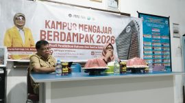 Potret DPL menyerahkan langsung mahasiswa PBSI UNM, ( Foto: St. Masyita Rahmi)