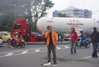Potret Aguswandi memberikan orasi di depan gerbang gedung pinisi, (Foto: Alyani Fajrina Nursyabri)