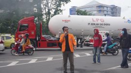 Potret Aguswandi memberikan orasi di depan gerbang gedung pinisi, (Foto: Alyani Fajrina Nursyabri)