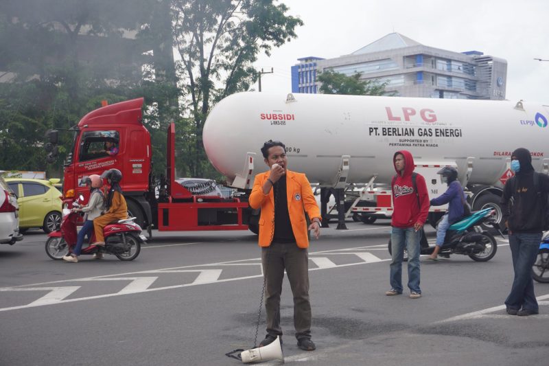 Potret Aguswandi memberikan orasi di depan gerbang gedung pinisi, (Foto: Alyani Fajrina Nursyabri)